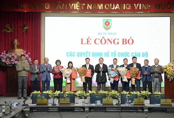 Bộ Tư pháp trao Quyết định bổ nhiệm, điều động cho 5 đồng chí